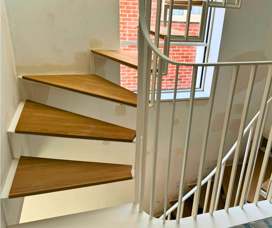 White Floating Zigzag Staircase | Celn