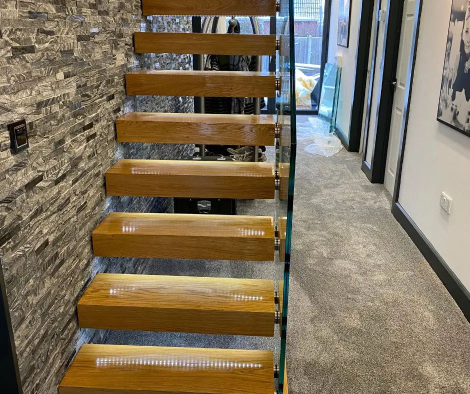 Cantilever stairs